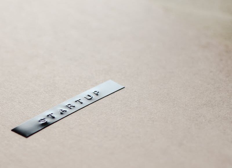 Close-up of a startup label on a minimalist brown background, emphasizing entrepreneurship.